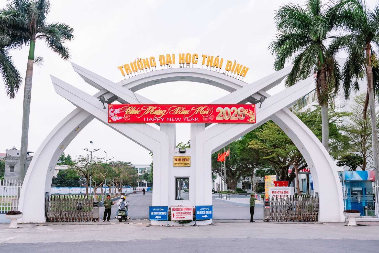 XUÂN GÕ CỬA TRƯỜNG ĐẠI HỌC THÁI BÌNH 